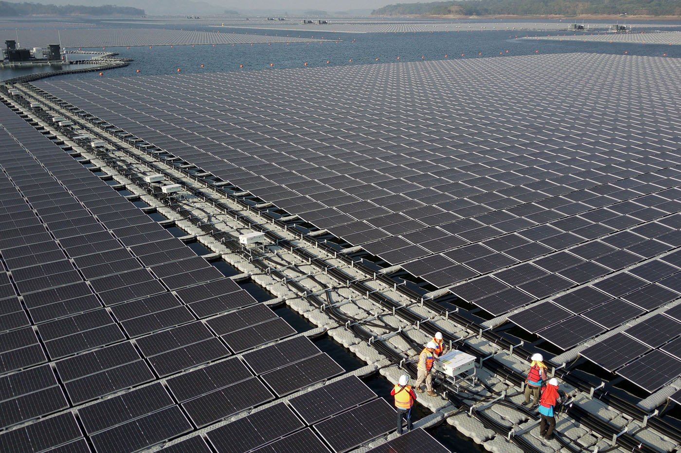 Foto udara solar panel pada proyek PLTS Terapung di Waduk Cirata, Kabupaten Purwakarta, Jawa Barat. - Image
