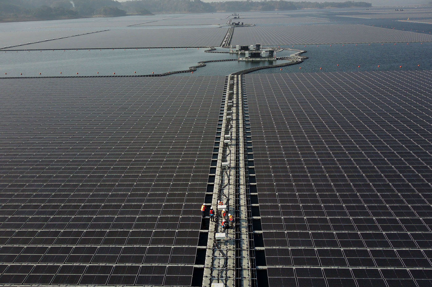 Foto udara solar panel pada proyek PLTS Terapung di Waduk Cirata, Kabupaten Purwakarta, Jawa Barat. - Image