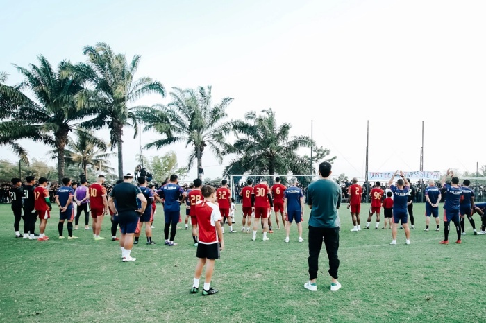 Ofisial dan pemain PSS Sleman mengucapkan terima kasih atas dukungan langsung yang diberikan PSS Fans saat menjalani latihan di Lapangan Pakembinangun. - Image