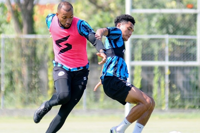 Arema FC terus menjalani latihan jelang menjamu PSS Sleman dalam lanjutan Liga 1 di Stadion I Wayan Dipta, Sabtu (30/9). - Image