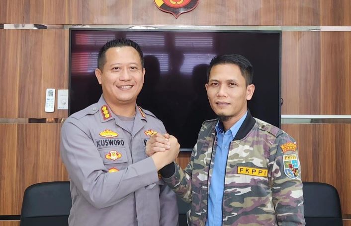 Ketua FKPPI Kabupaten Bandung Vera Hermawan (kanan) bersama Kapolresta Bandung Kombespol Kusworo Wibowo. - Image