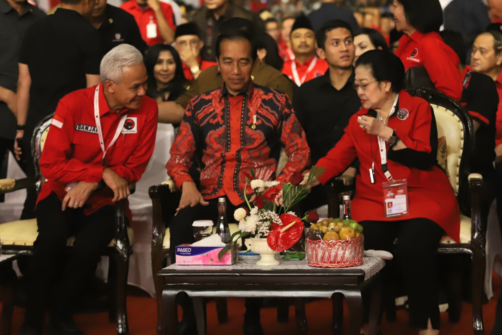 Presiden Joko Widodo bersama Ketum PDIP Megawati Soekarno Putri dan Bacapres Ganjar Pranowo pada Rakernas IV PDIP. - Image