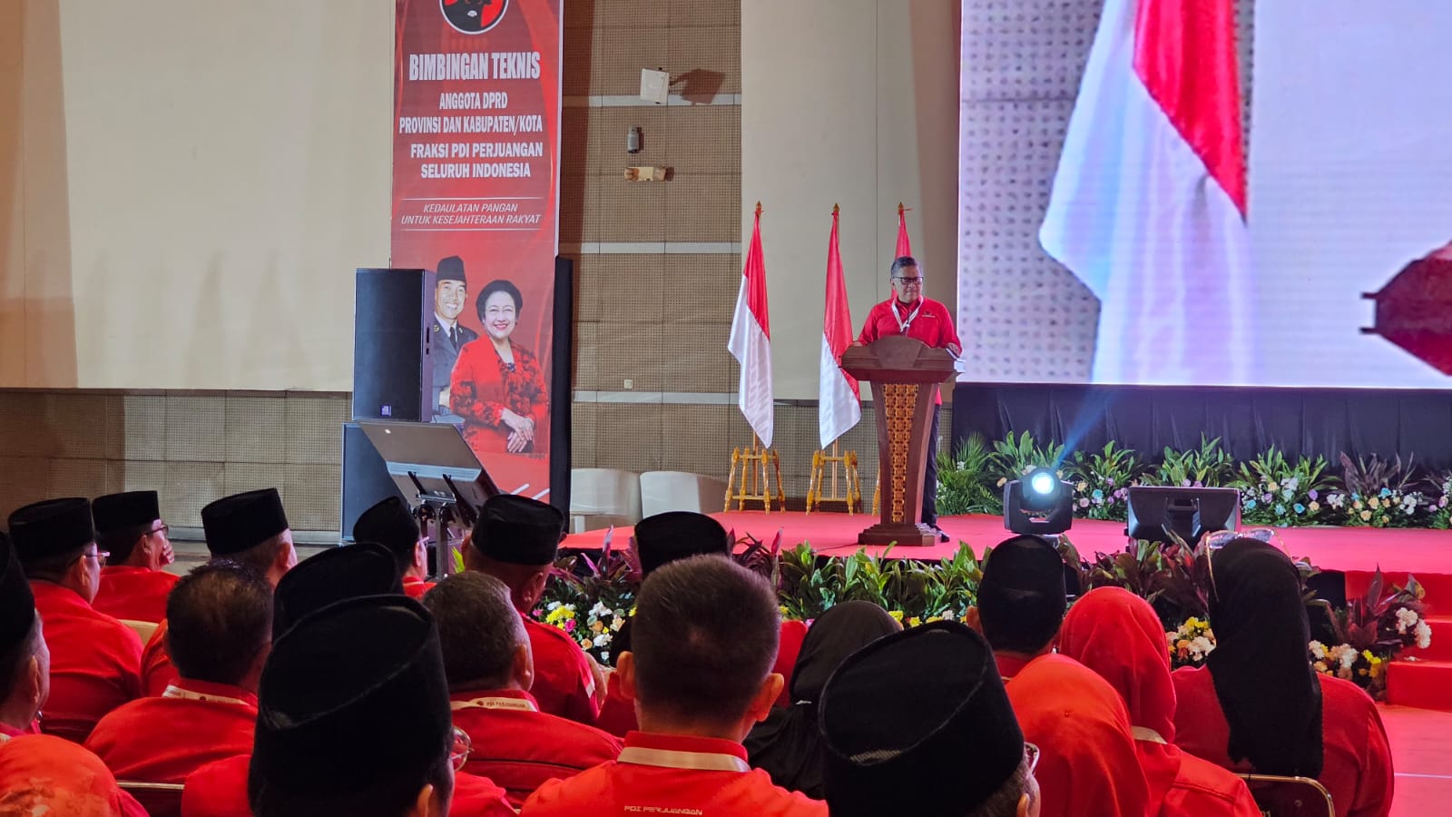 Ribuan anggota DPRD Provinsi dan Kabupaten/Kota incumbent PDIP mendapat Bimbingan Teknis (Bimtek) jelang Rakernas yang salah satunya membahas pangan dan Pemilu 2024. - Image