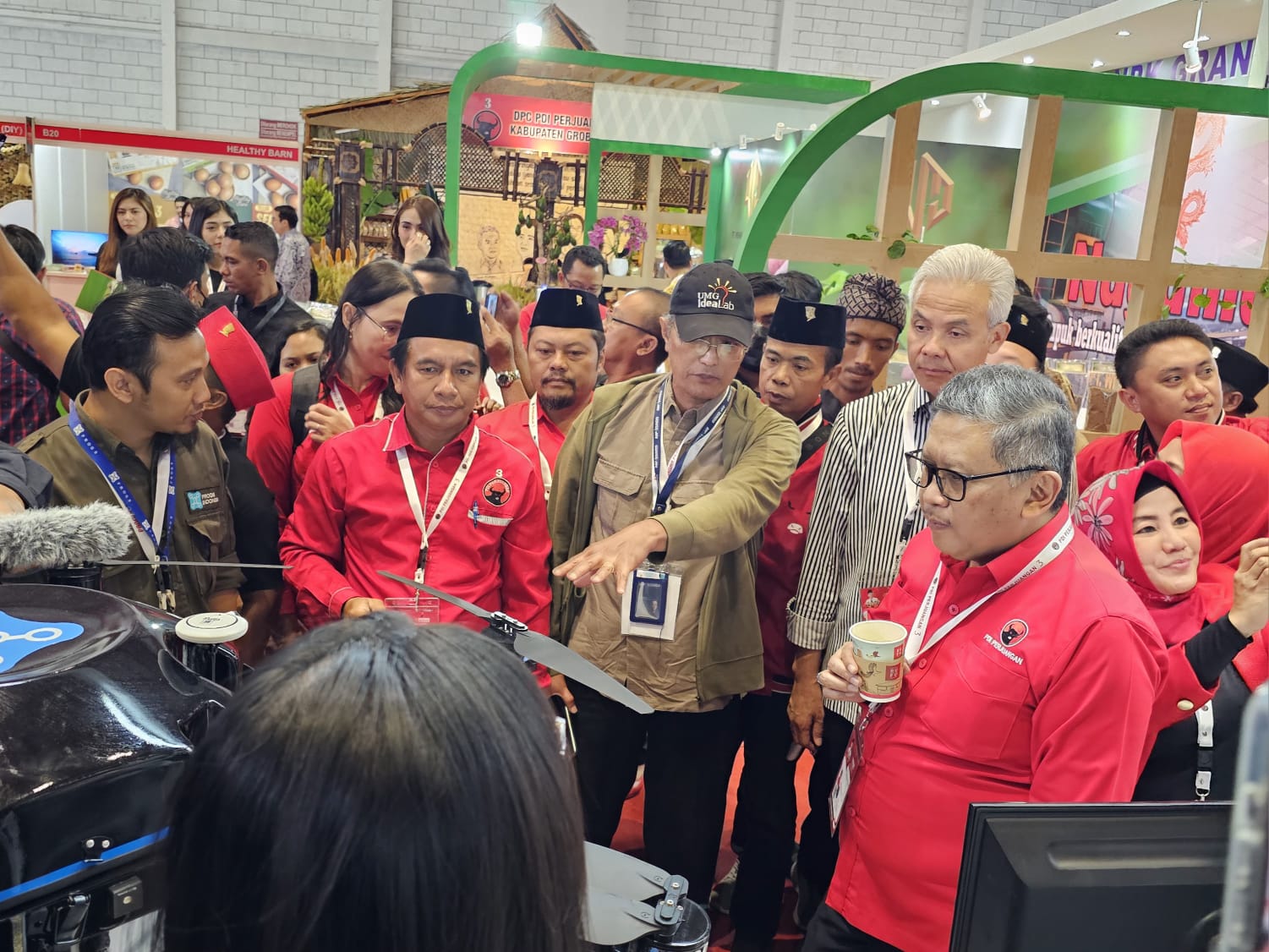 Sekjen PDIP Hasto Kristiyanto ditemani bacapres Ganjar Pranowo meninjau pameran pangan di arena Rakernas. - Image