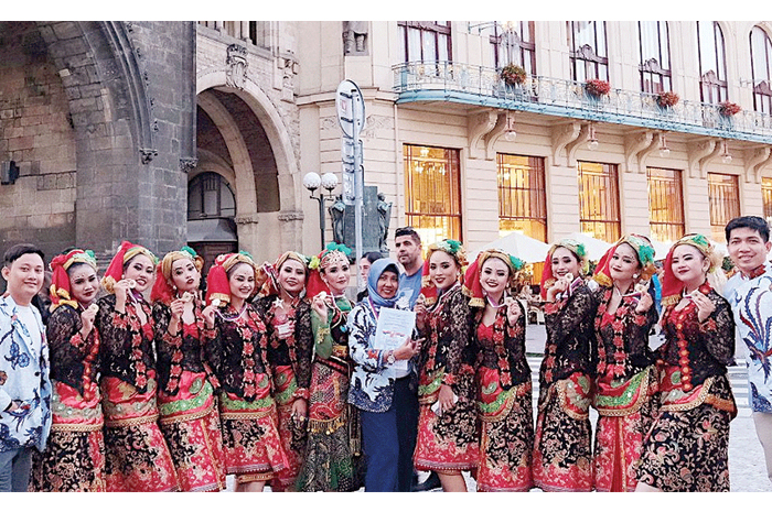PERWAKILAN INDONESIA: Tim Tydif saat menunjukkan medali. Para penari asal Surabaya itu menjadi juara umum dalam ajang Folklore Festival Prague di Praha. - Image