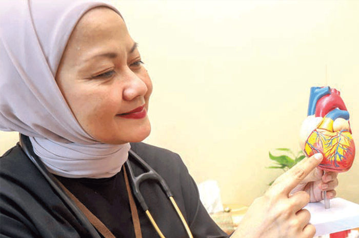 SEHAT: Konsumsi buah membantu mencukupi kebutuhan nutrisi tubuh. Penderita jantung disarankan mengurangi asupan garam, gula, dan protein hewani. - Image