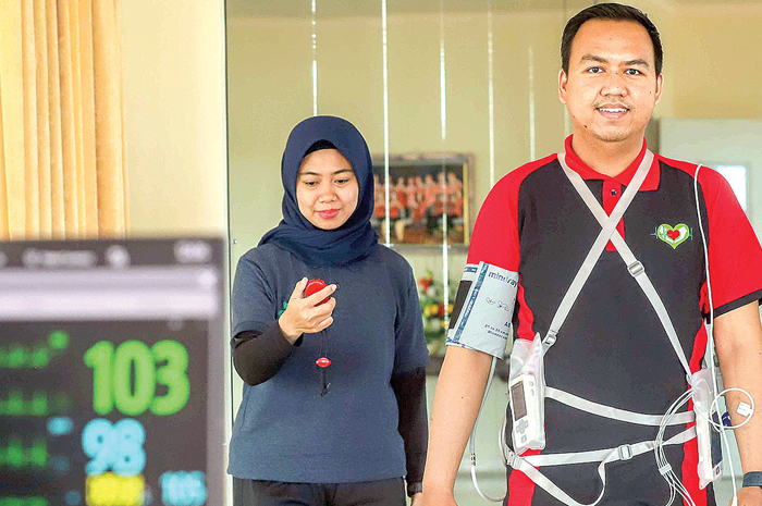 DIPANTAU KETAT: Seorang pasien melakukan terapi untuk prevensi dan rehabilitasi kardiovaskular di RS Husada Utama. - Image
