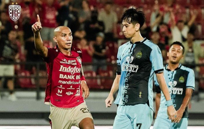 Pemain Bali United Novri Setiawan (kiri) menyumbang satu gol sekaligus saat laga Bali United vs Persikabo 1973. - Image