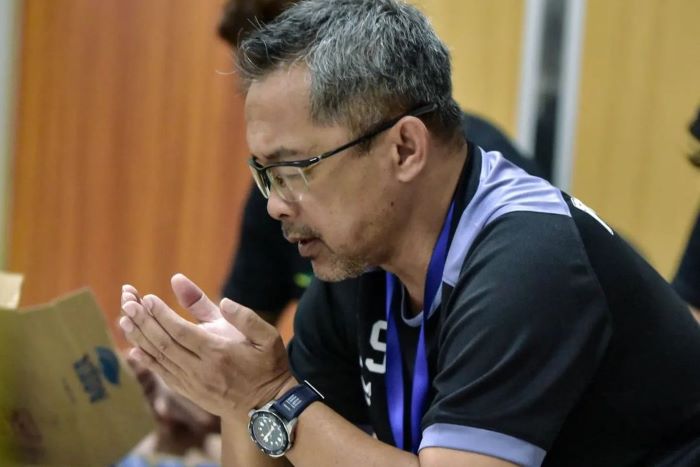 Aji Santoso saat Persikabo 1973 menggelar doa bersama anak yatim di Stadion Wibawa Mukti. - Image