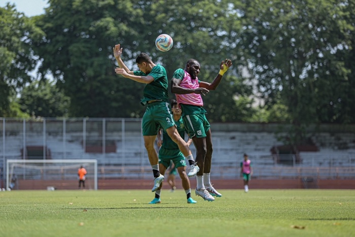Para pemain Persebaya Surabaya saat menjalani latihan sebelum mewujudkan misi mendapatkan tiga angka dari kandang Dewa United di Indomilk Arena, Tangerang, Sabtu (30/9) sore. - Image