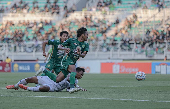Josep Gombau bakal lakukan hal ini pada Catur Pamungkas. (persebaya.id) - Image