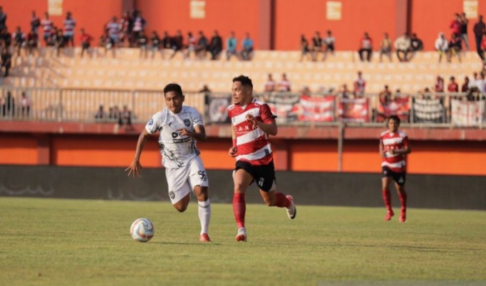 Pemain Madura United Lulinha (kanan) berebut bola dengan pemain Borneo FC pada lanjutan Liga 1 di Stadion Gelora Madura Ratu Pamelingan Pamekasan, Minggu (1/10). (Antara/HO-MO Madura) - Image