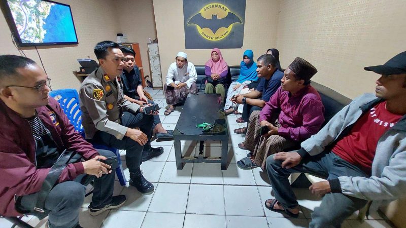 Proses mediasi antara keluarga korban dan keluarga pelaku perundungan. Mediasi dilakukan di Mapolsek Balikpapan Utara, Minggu (1/10). - Image