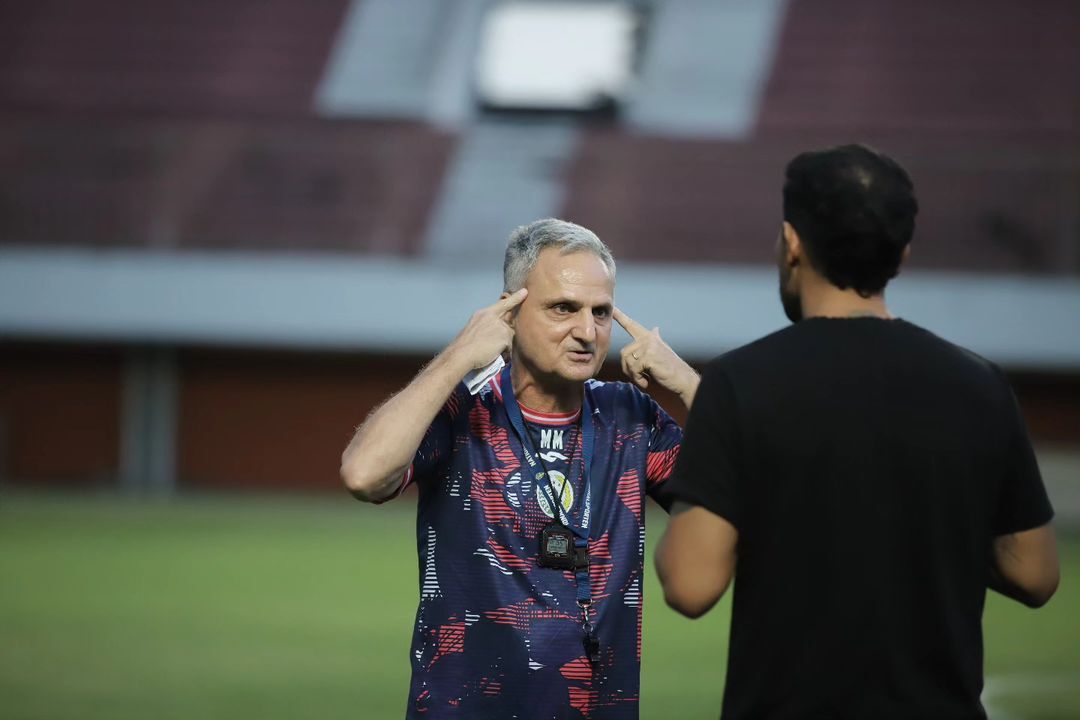 Pelatih PSS Sleman, Marian Mihail. (Instagram/@officialmarianmihail). - Image