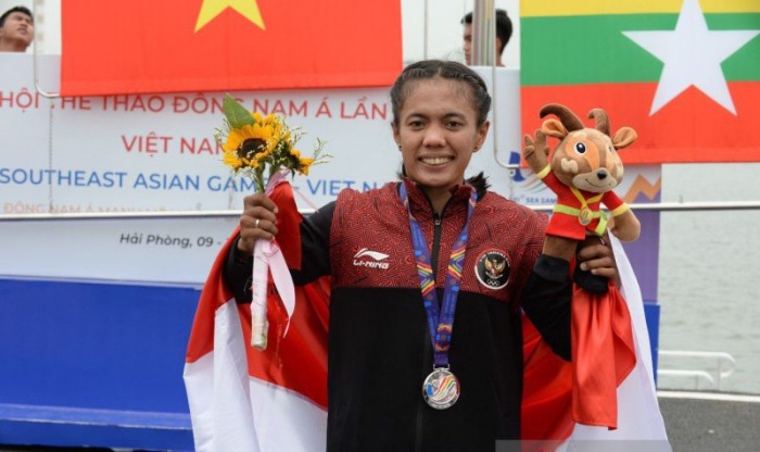 Riska Andriyani berpose setelah mendapatkan medali perak nomor 1.000 meter kano single putri SEA Games 2021 di Hai Phong, Vietnam, Selasa (17/5/2022). (NOC Indonesia) - Image