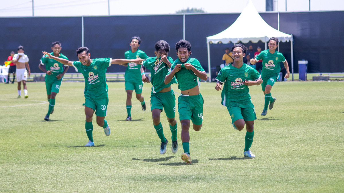 Pemain Persebaya U-18 M. Hasbulloh melakukan selebrasi usai mencetak gol ke gawang PSM Makassar U-18 (persebaya.id) - Image