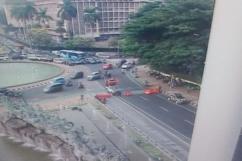 Polda Metro Jaya melakukan penutupan arus lalu lintas di kawasan lampu lalu lintas (traffic light) Patung Kuda Monas Jakarta Pusat menuju arah jalan Merdeka Barat, Senin (2/10). (ANTARA) - Image