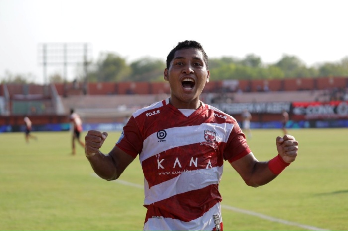 Salim Akbar Tuharea mencetak gol debutnya bersama Madura United. Sayang, golnya gagal membawa Madura United menang atas Borneo FC. - Image