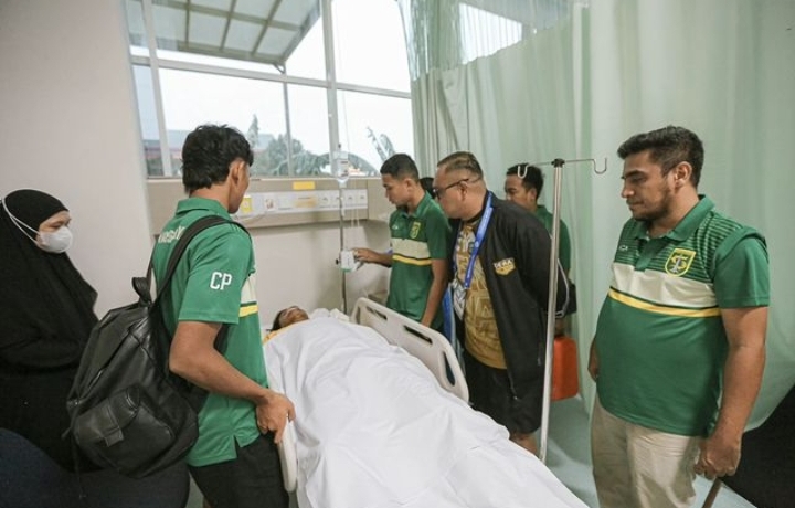 Manajer Persebaya, Yahya Alkatiri didampingi kapten tim Reva Adi Utama, dokter tim dr. Ahmad Ridhoi, dan Catur Pamungkas menjenguk Ady Setiawan. - Image