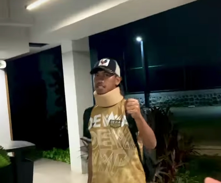 Penggawa Dewa United, Ady Setiawan pasca cedera saat menghadapi Persebaya. - Image