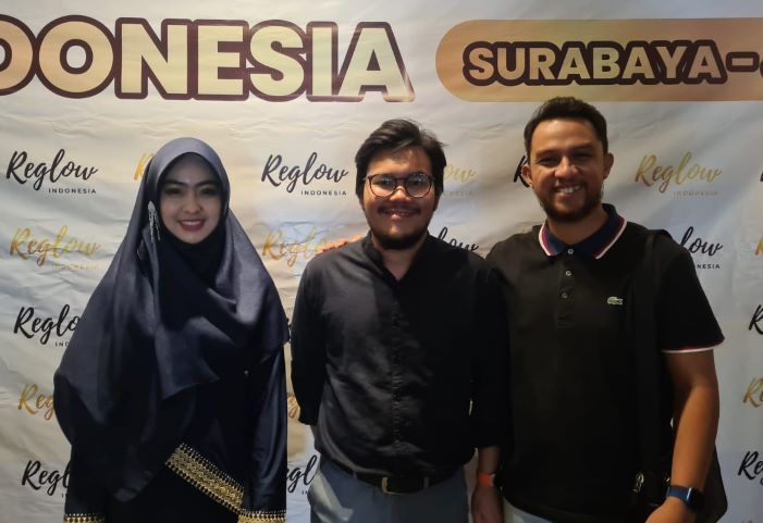 Brand Ambassador Reglow Indonesia Shindy Kurnia Putri (kiri). - Image