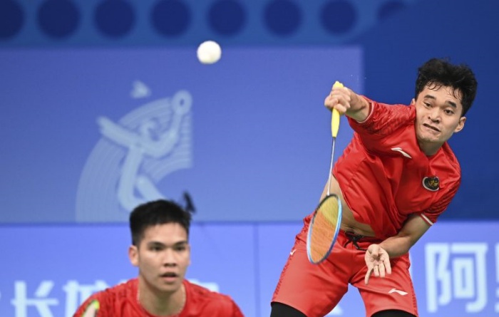 Ganda putra Indonesia Leo Rolly Carnando (kanan) dan Daniel Marthin saat menghadapi Korea Selatan di babak perempat final beregu Asian Games 2022. (Antara/M Risyal Hidayat) - Image