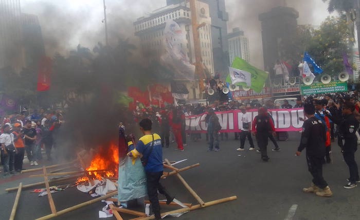 Massa buruh di Patung Kuda, Jakarta Pusat, mulai murka dengan putusan MK yang menolak gugatan soal Perpu Nomor 2 Tahun 2022 tentang Undang-undang Cipta Kerja yang telah disahkan. - Image