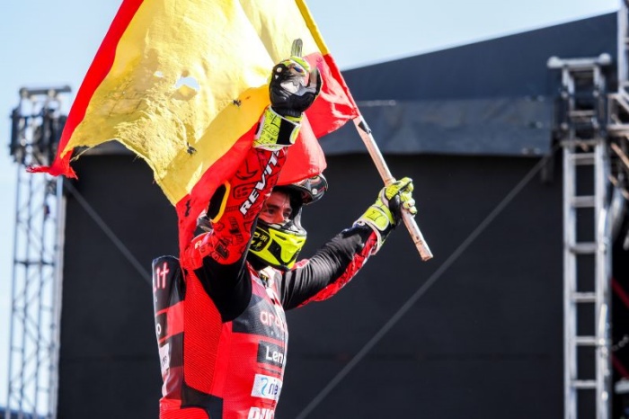 Pembalap Aruba.It Ducati Alvaro Bautista merayakan kemenangannya di Race 2 World Superbike (WSBK) Portugal di Sirkuit Portimao, Minggu (1/10). (Antara/HO/WSBK) - Image
