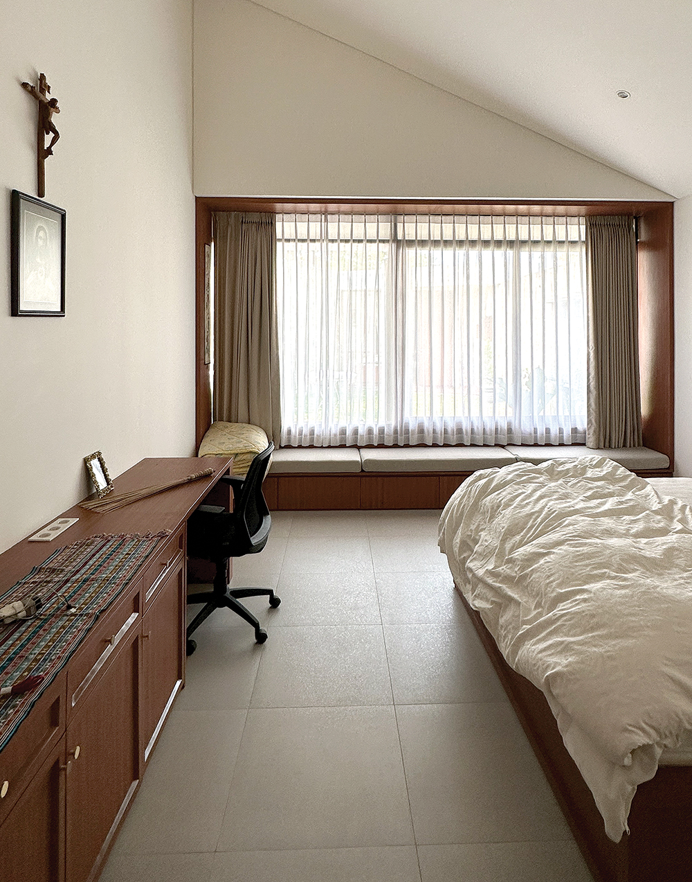 VIBE ELEGAN: Tone putih dan kayu pada interior menghasilkan atmosfer ruangan yang bersih dan hangat.