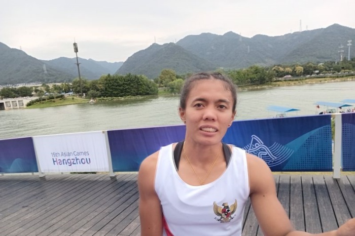 Atlet kano putri Indonesia Riska Andriyani menjawab pertanyaan pewarta di mixed zone Fuyang Water Sport Centre, Hangzhou, Selasa (3/10/2023). (Antara/Rauf Adipati) - Image