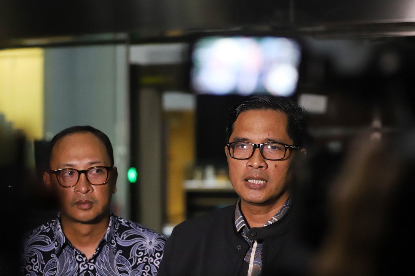 Mantan Jubir KPK Febri Diansyah (kanan) - Image