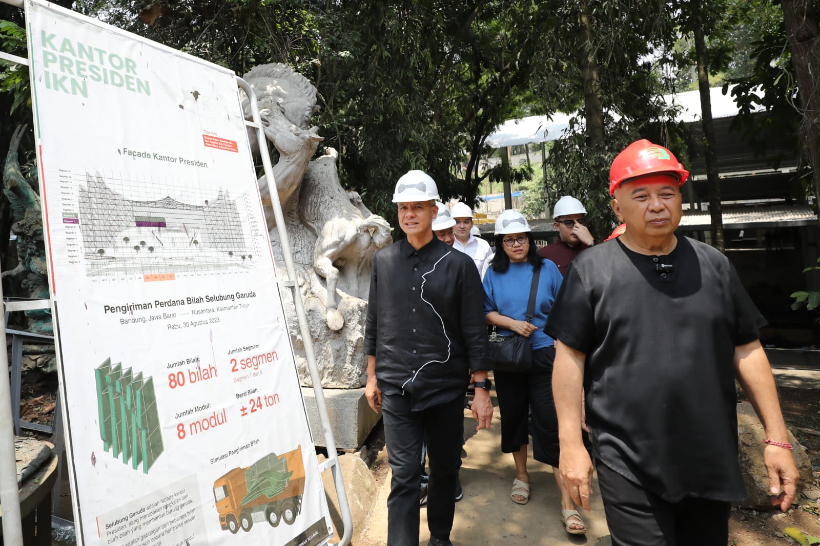 Bakal Calon Presiden Ganjar Pranowo menyambangi Nyoman Nuarta Gallery di Bandung Barat, Jawa Barat, Selasa (3/10/2023). (Istimewa) - Image