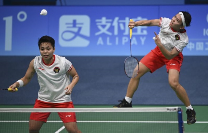 Apriyani Rahayu (kiri) dan Siti Fadia Silva Ramadhanti saat menghadapi Tiongkok di perempat final beregu Asian Games 2022. Mereka kini menembus 16 besar nomor perseorangan ganda putri. - Image