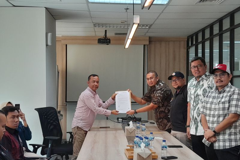 Penasihat klub Semen Padang Andre Rosiade (kanan) saat melaporkan dugaan tindak kecurangan ke PT LIB di Menara Mandiri, Jakarta, Rabu (4/10/2023). - Image