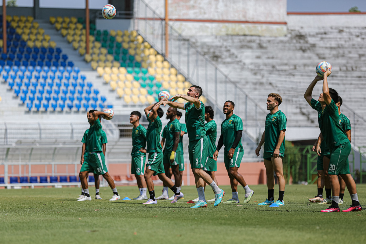 Pemain ini jadi favorit diturunkan di laga Persebaya vs Persib ketimbang George Brown. - Image