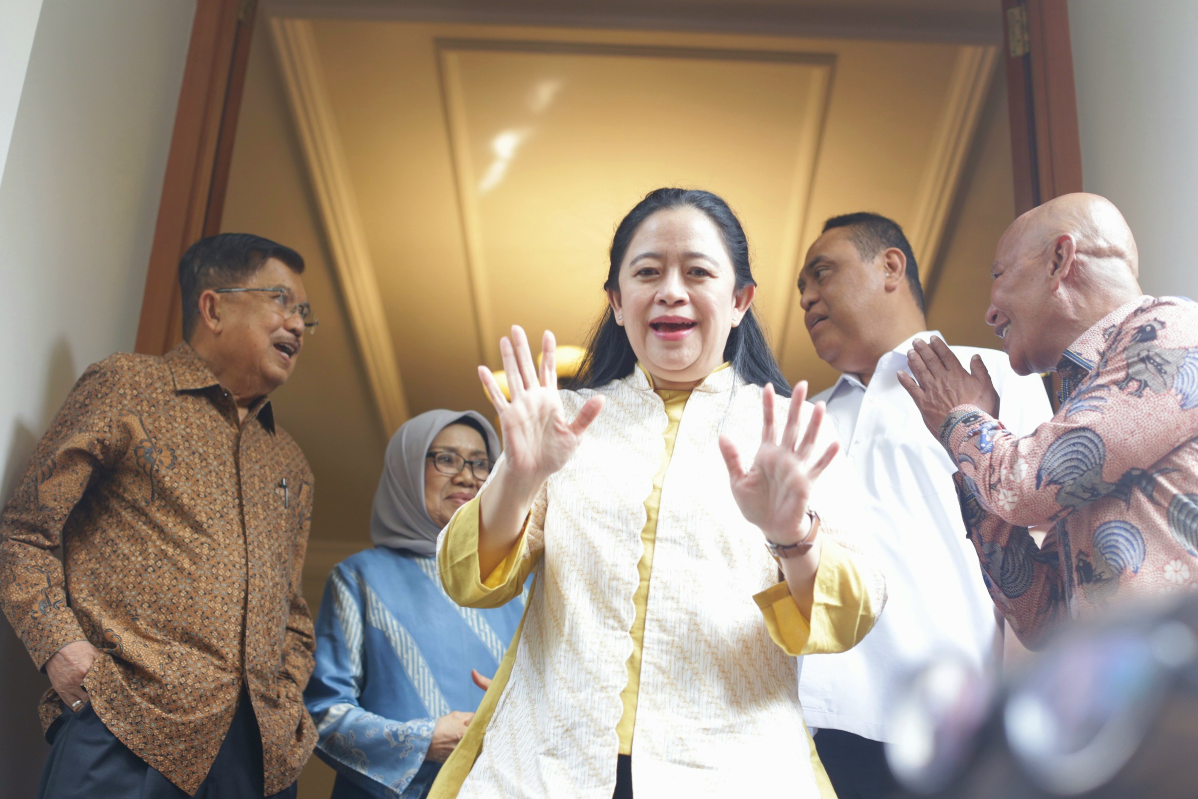Wakil Presiden ke-10 dan ke-12 RI Jusuf Kalla bersama Istrinya dan Ketua DPR RI Puan Maharani memberikan keterangan pers usai melakukan pertemuan di kediaman Jusuf Kalla, Jakarta Selatan. - Image
