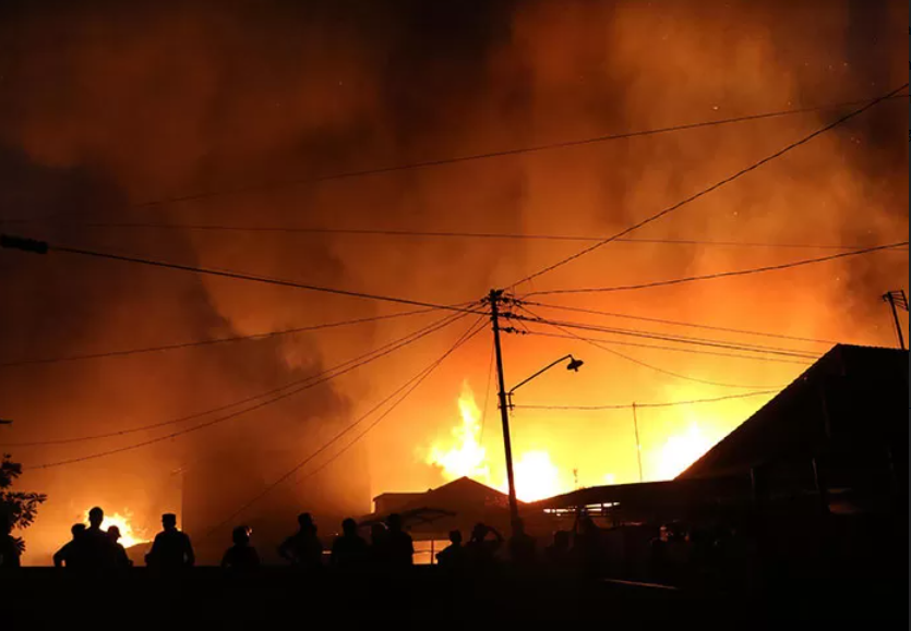 Kebakaran Solo yang terjadi di daerah Pasar Kliwon menghanguskan 12 rumah warga pada Selasa malam (3/10)./Arief Budiman/Radar Solo - Image