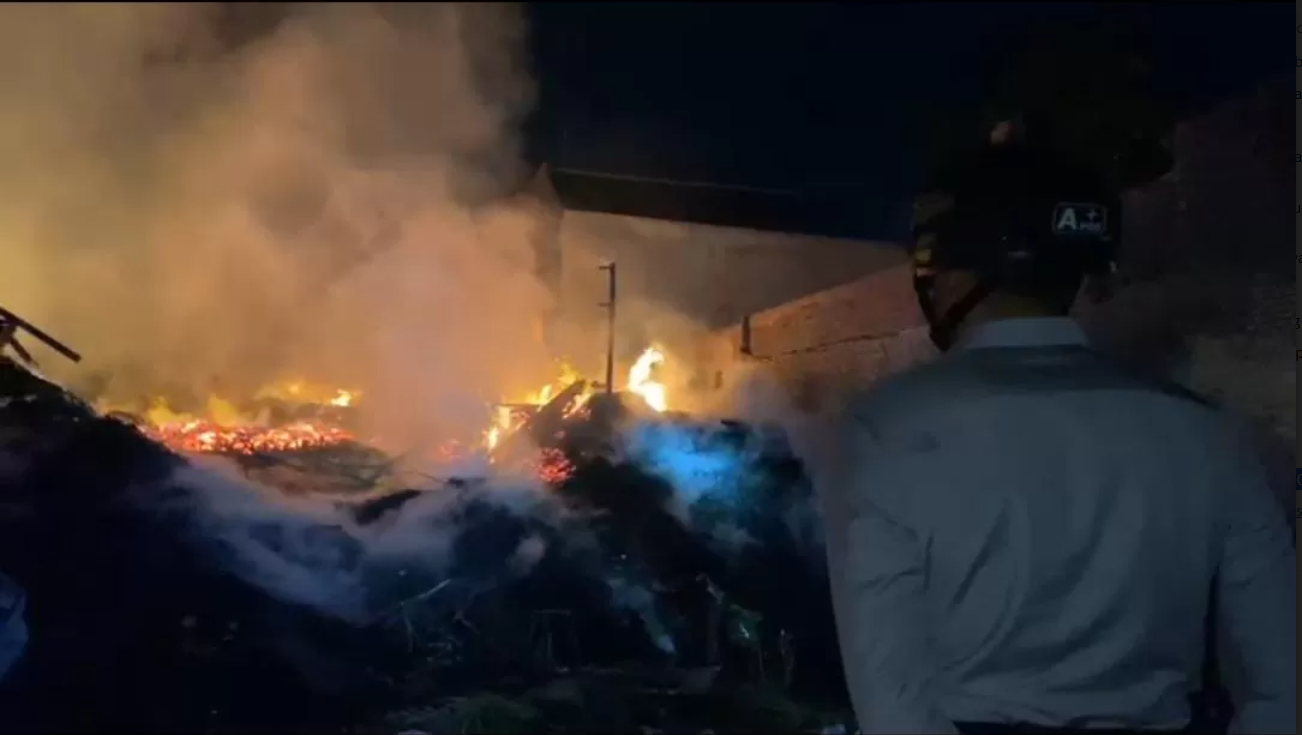 Kombes Pol Iwan Saktiadi sedang memantau sisi kebakaran yang menghanguskan setidaknya 12 rumah warga di Pasar kliwon, Solo,./Antonius Christian/Radar Solo - Image