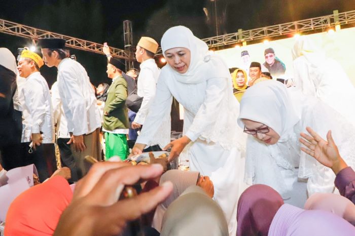 Gubernur Khofifah Indar Parawansa menghadiri peringatan Maulid Nabi Muhammad SAW dan Golkar Bersalawat di Alun-Alun Kabupaten Tuban. - Image