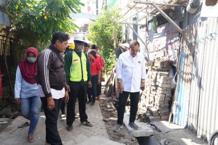 Wakil Wali Kota Surabaya Armuji meninjau pengerjaan saluran air di Kota Surabaya, Rabu (4/10). - Image