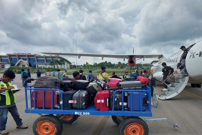 Sejumlah penumpang maskapai Wings Air dari Banjarmasin, Kalsel; tiba di Bandara Haji Muhammad Sidik di Muara Teweh, Kalteng. - Image