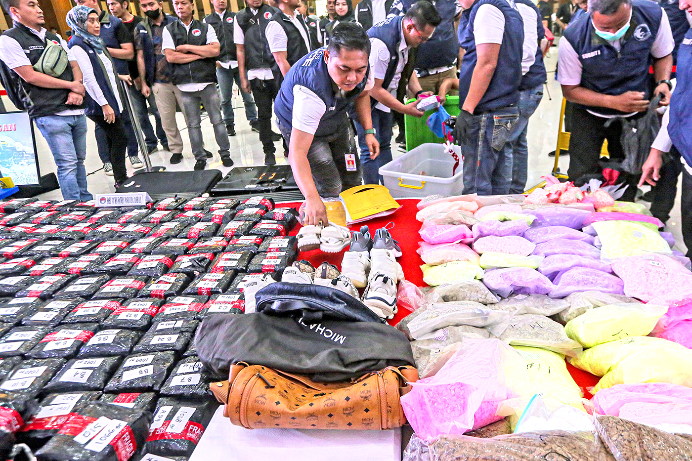 BARANG HARAM: Petugas merapikan barang bukti setelah pengungkapan penyalahgunaan dan peredaran narkoba di Bareskrim Polri, Jakarta, Selasa (3/10). - Image
