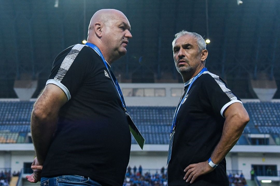 Pelatih Persib Bandung Bojan Hodak (kiri) dan Asisten Pelatih Goran Paulic (kanan). - Image
