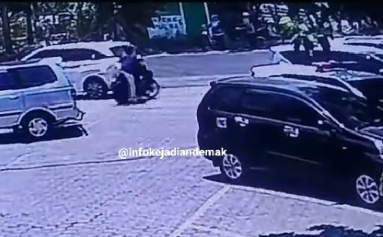 Video cctv perampokan di parkiran warung makan di demak / instagram @infokejadiandemak - Image