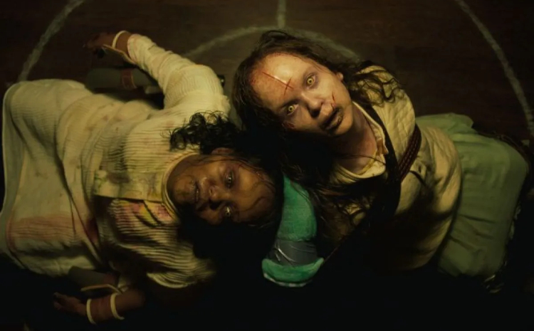 (Kiri) Angela Fielding (Lidya Jewett) dan Katherine (Olivia O’Neill) dalam film "The Exorcist: Believer". (ANTARA/HO-A BLUMHOUSE/MORGAN CREEK ENTERTAINMENT Production) - Image