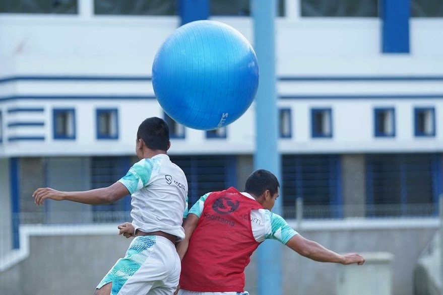Para pemain Persib Bandung berlatih menggunakan bola besar jelang laga kontra Persebaya. - Image