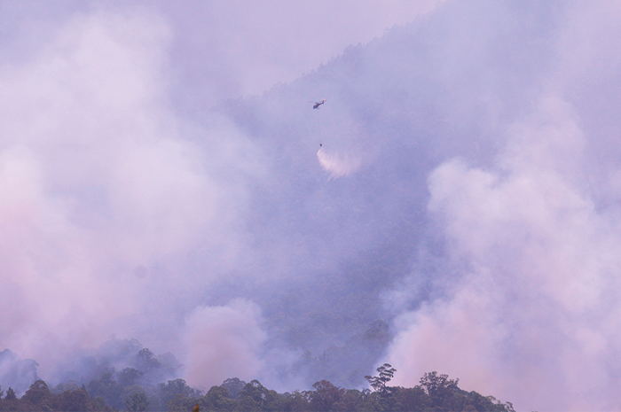 JALUR UDARA: Helikopter melakukan water bombing ke Gunung Lawu yang masih berasap kemarin (4/10). Sasarannya petak 42 RPH Campurejo, Desa Karanggupito, Kendal, Ngawi - Image