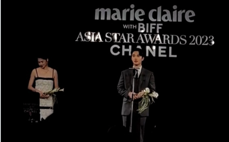 Momen Laura Basuki mendapat penghargaan Marie Claire Asia Star Award 2023 bersama Artis Korea Selatan Doh Kyungsoo di Busan Korea Selatan. Sumber Foto : akun X @felisso. - Image