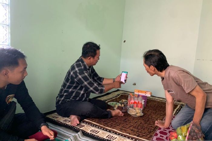 Petugas Reskrim Polresta Bogor Kota mengunjungi rumah orang tua Noven, Yohanes Bosco di Bandung pada Senin (2/10). - Image