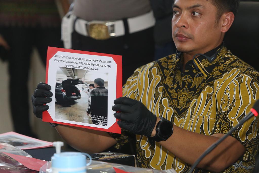 Polisi menunjukkan salah satu foto kasus kematian perempuan asal Tasikmalaya. - Image